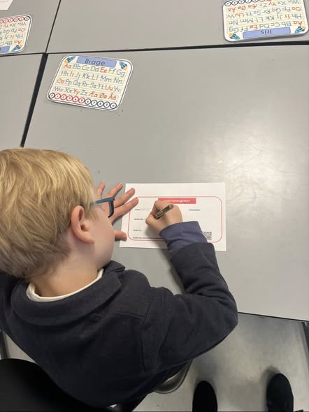 et barn som skriver på en tavle