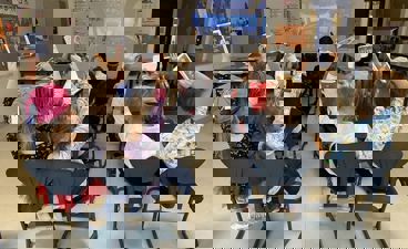 en gruppe barn som sitter i et klasserom