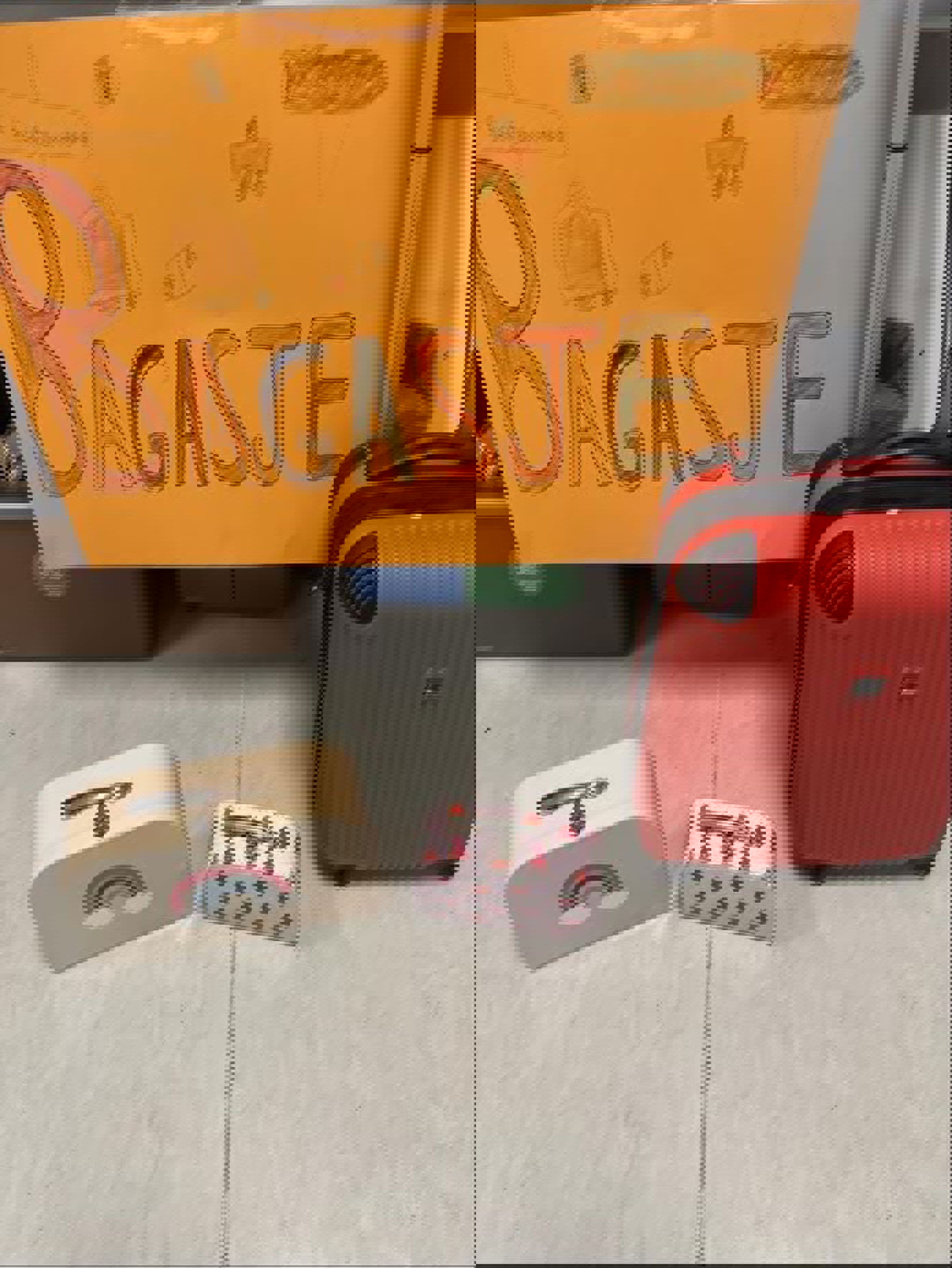 bagasjen er i nærheten av veggen bagasjen er i nærheten av veggen