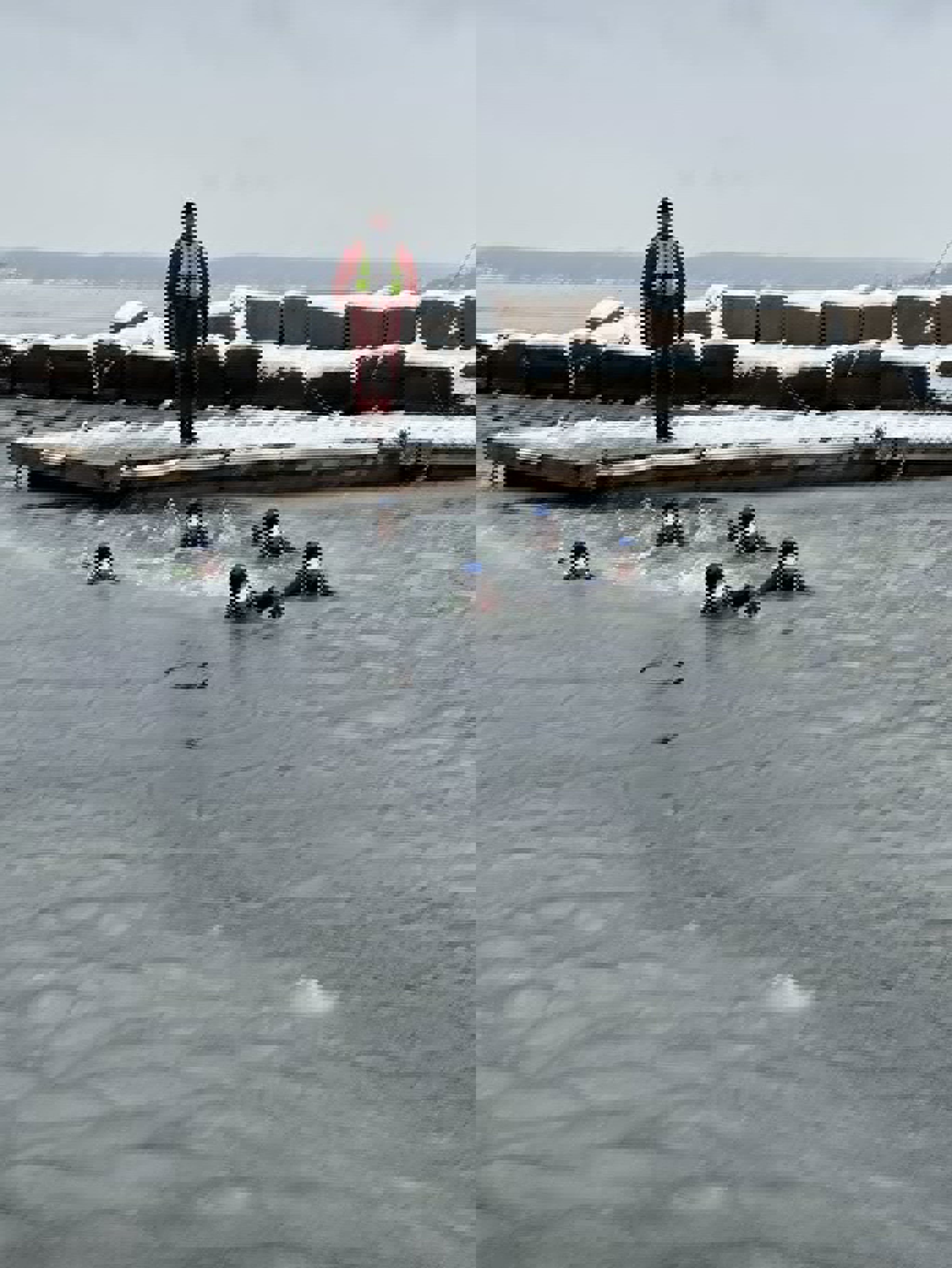 en person som står på en brygge med folk liggende på den