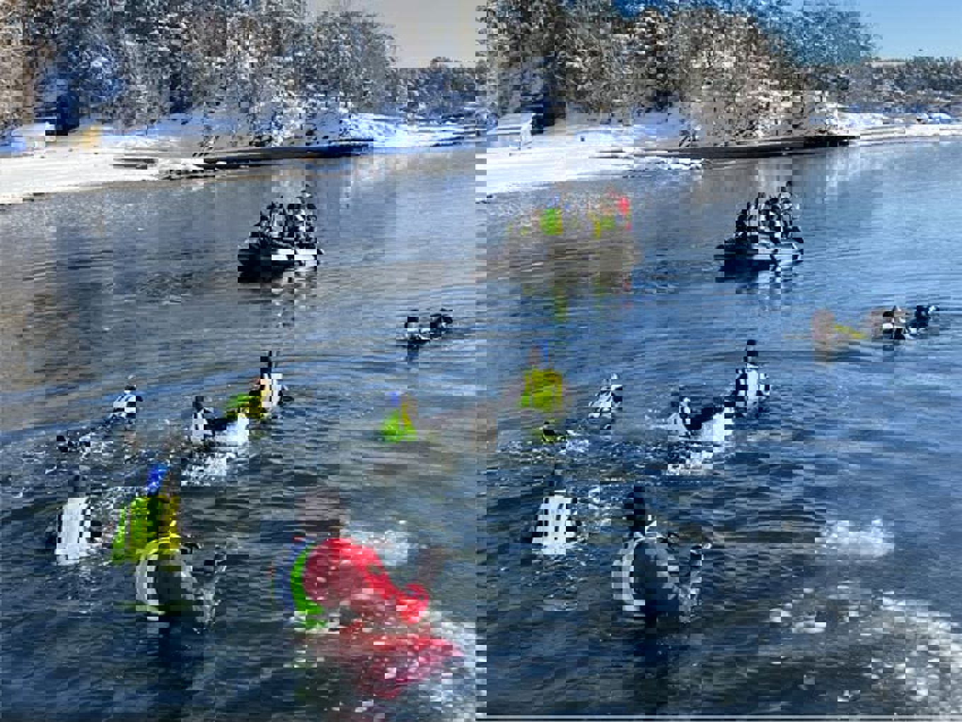 En gruppe mennesker i kajakker i en innsjø