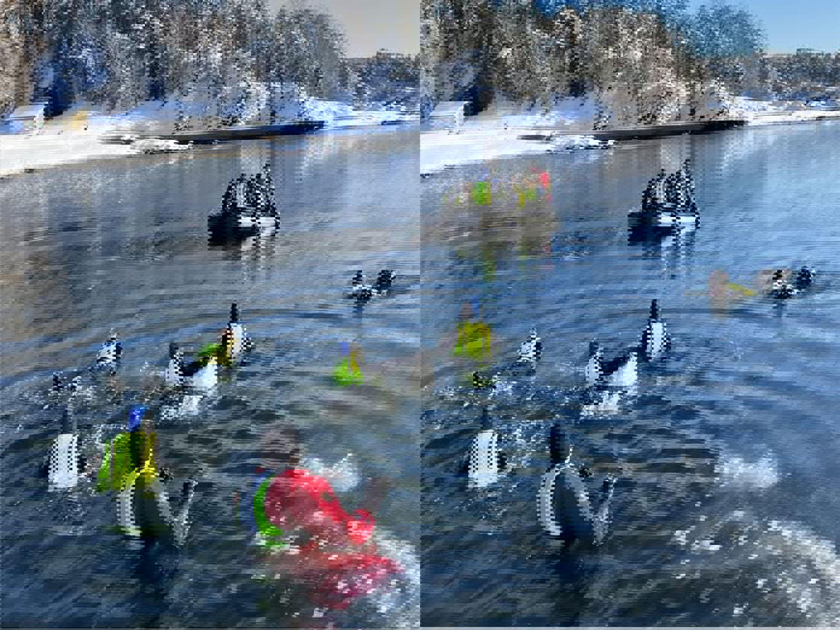 En gruppe mennesker i kajakker i en innsjø