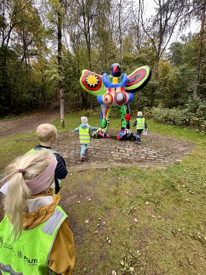 en person som ser på en person i et plagg