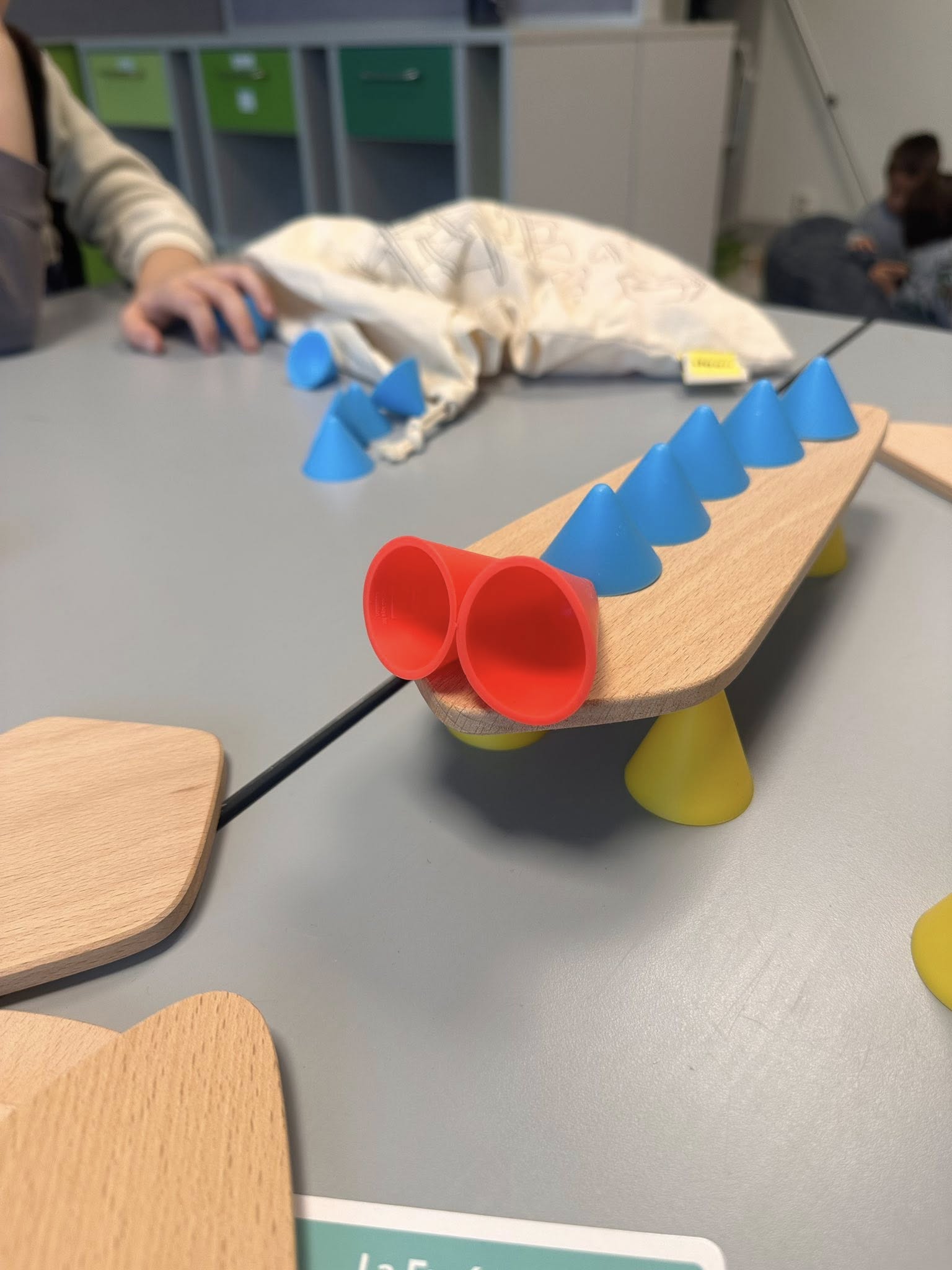 en person som holder et leketøy