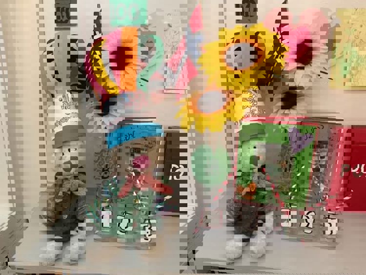 et kosedyr ved et vindu