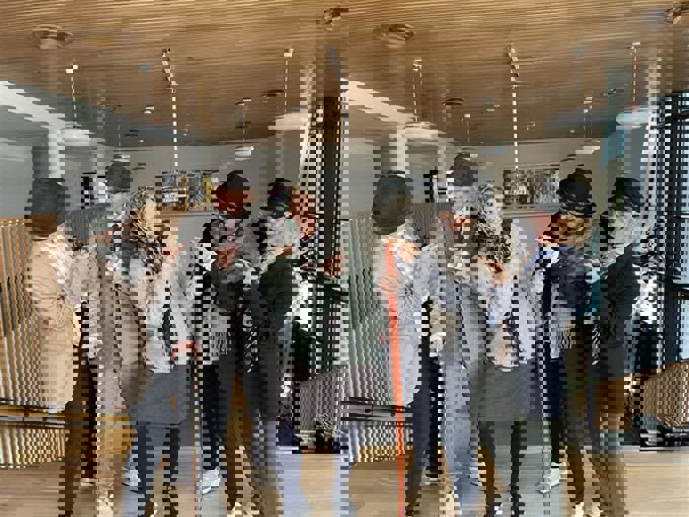 en gruppe mennesker iført klær