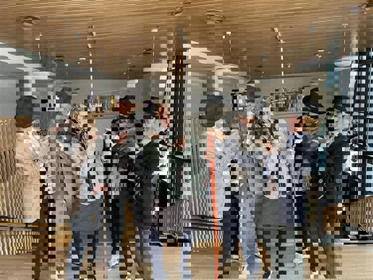 en gruppe mennesker iført klær