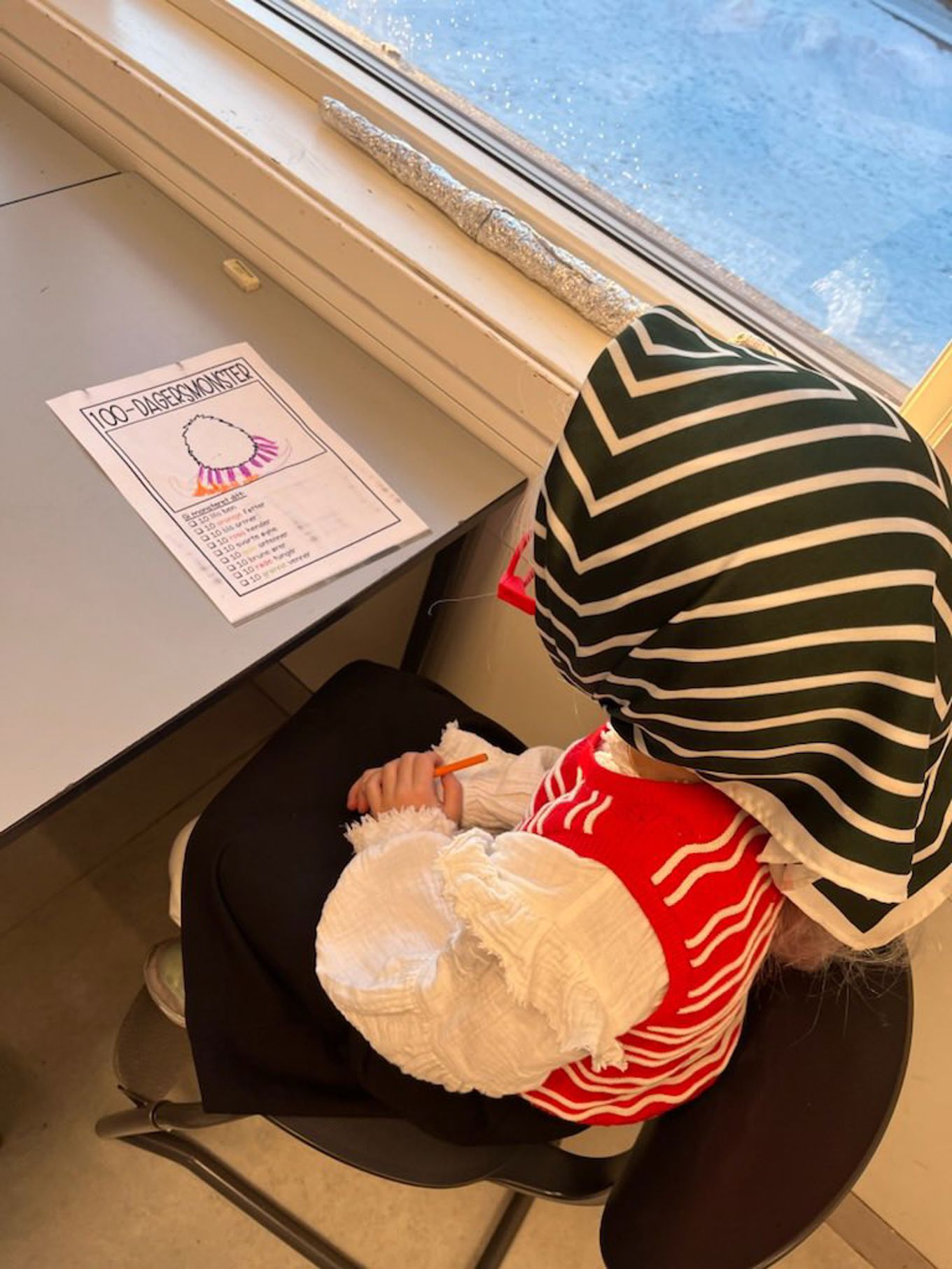 En person som sitter ved et skrivebord