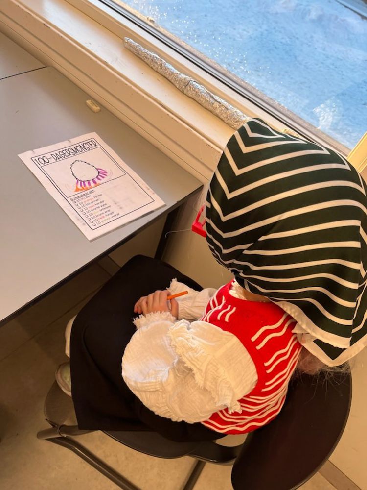 En person som sitter ved et skrivebord