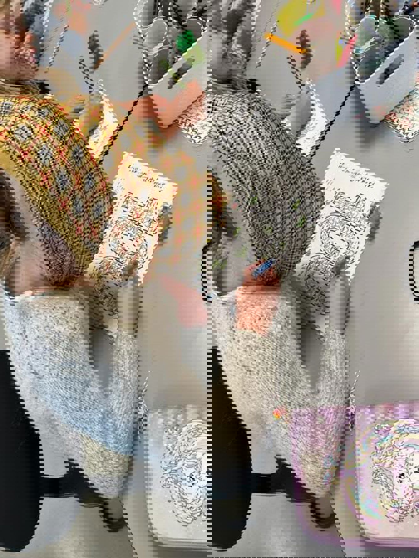 en person som sitter ved et bord