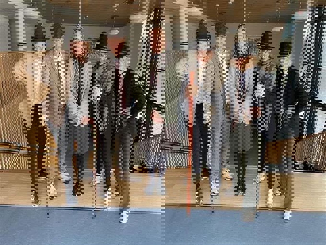 en gruppe mennesker i dresser som holder sverd