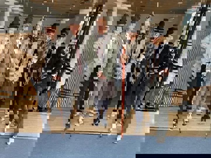 en gruppe mennesker i dresser som holder sverd