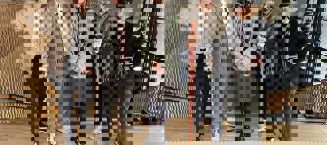 en gruppe mennesker i dresser som holder sverd en gruppe mennesker i dresser som holder sverd