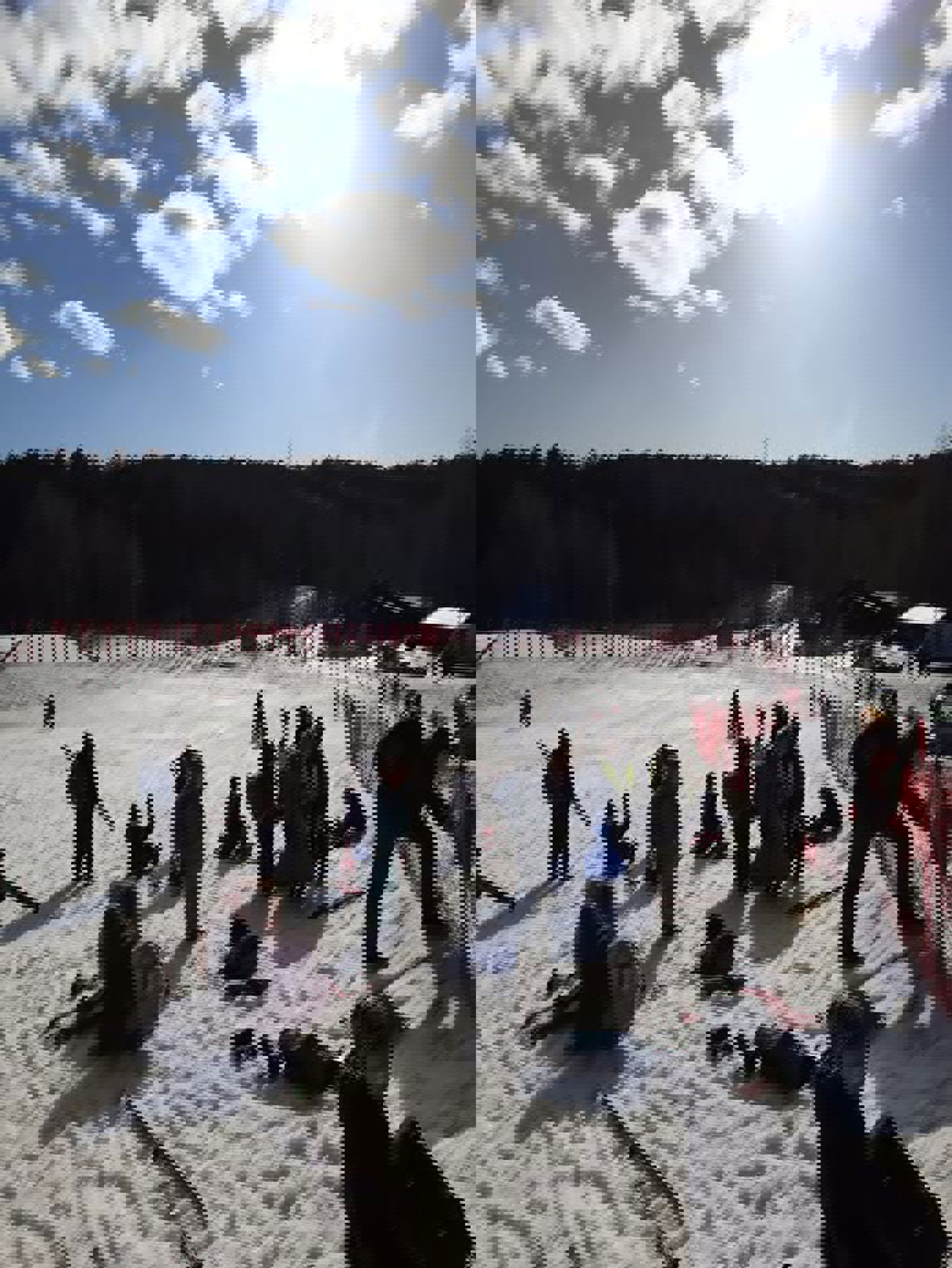 En gruppe mennesker på en snødekt eng