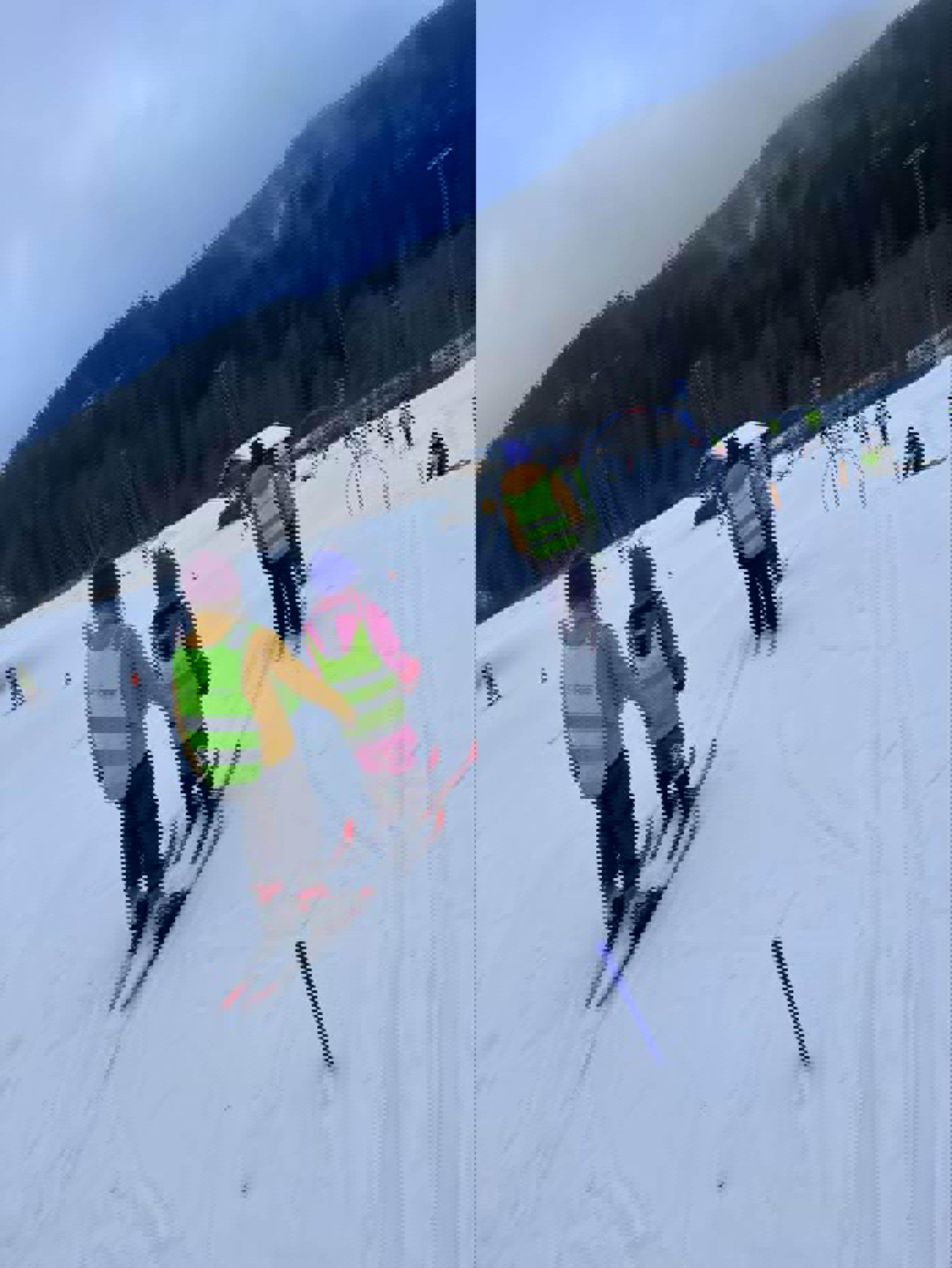 En gruppe mennesker som står på ski