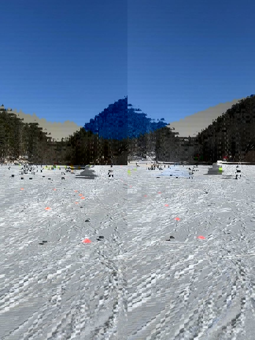 En gruppe mennesker som står på ski på et snødekt fjell En gruppe mennesker som står på ski på et snødekt fjell