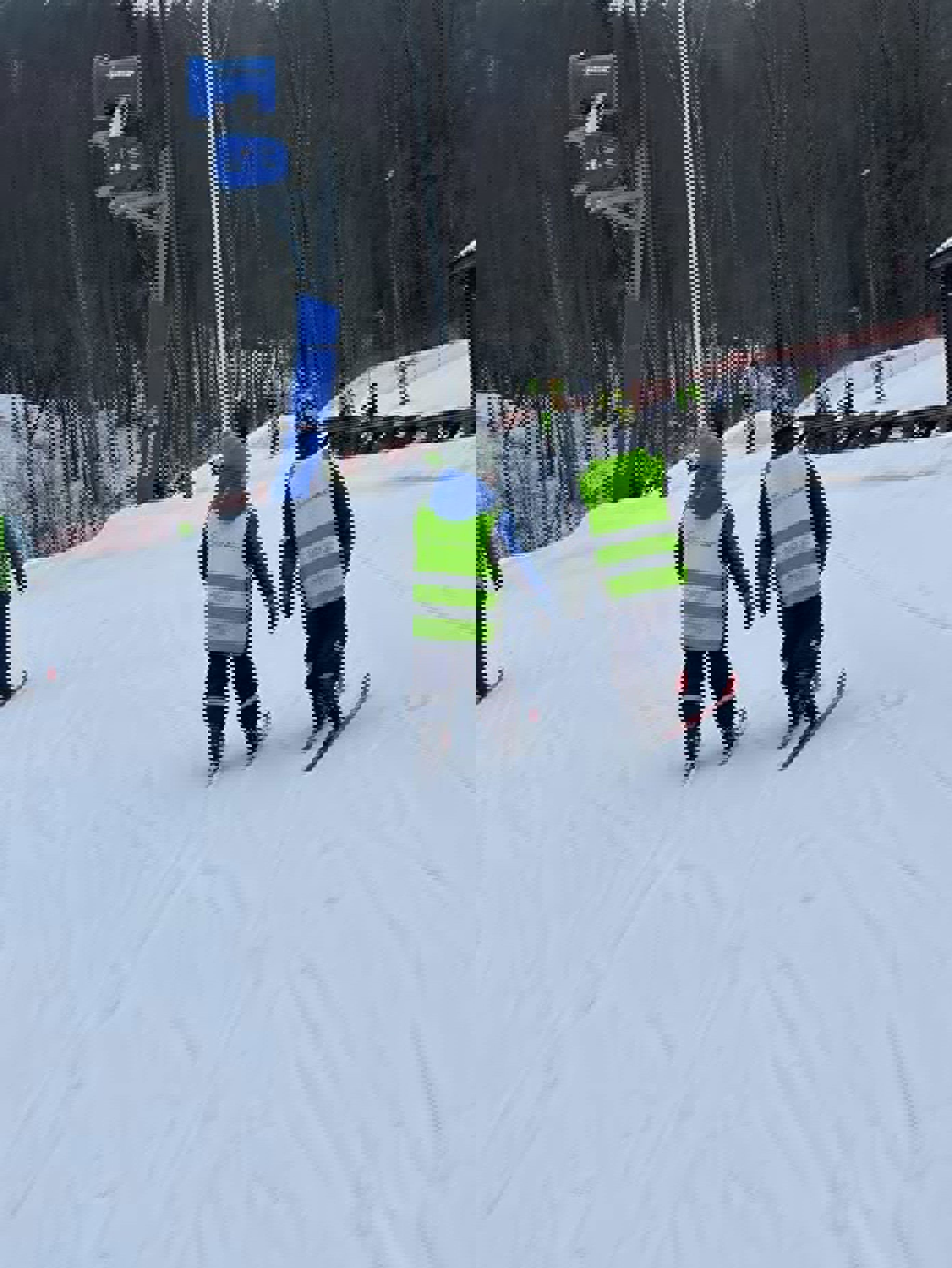 En gruppe mennesker som står på ski